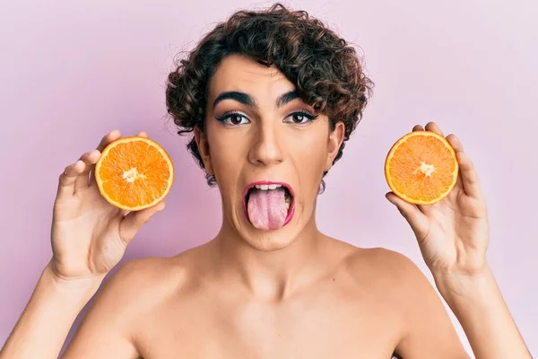 Mladý Muž Nosí Žena Make Drží Čerstvý Pomeranč Vyčnívat Jazyk — Stock fotografie
