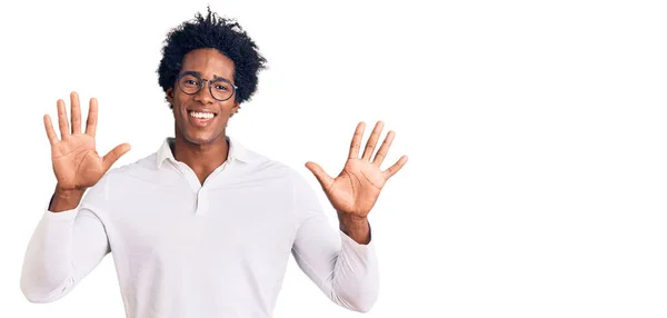 Hezký Africký Američan Afro Vlasy Sobě Ležérní Oblečení Brýle Ukazující — Stock fotografie