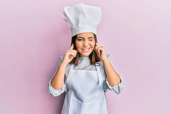 Jonge Mooie Vrouw Draagt Professionele Kok Uniform Hoed Bedekt Oren — Stockfoto