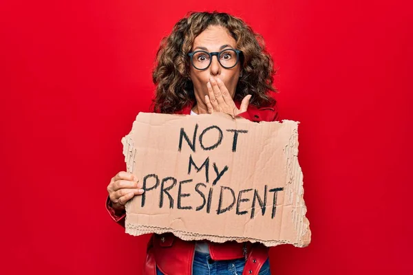 Orta Yaşlı Kadın Demokrasi Istiyor Başkan Mesajım Olmadan Pankart Tutuyor — Stok fotoğraf