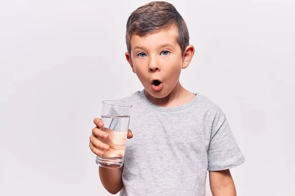 Schattig Blond Kind Drinken Glas Water Bang Verbaasd Met Open — Stockfoto