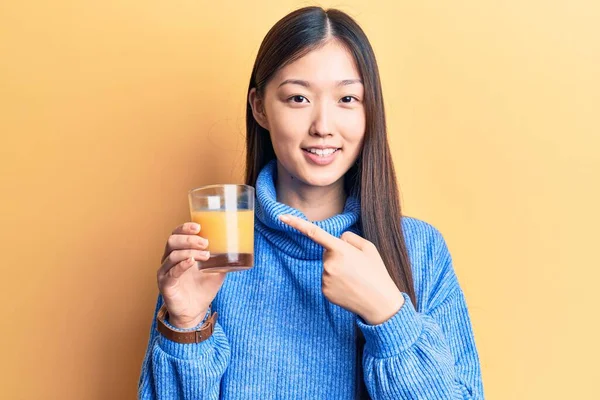 Joven Hermosa Mujer China Bebiendo Vaso Jugo Naranja Sonriendo Feliz —  Fotos de Stock