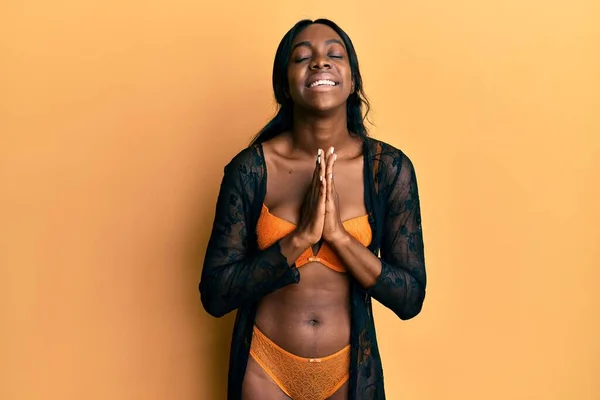 Νεαρή Αφροαμερικανή Γυναίκα Που Φοράει Εσώρουχα Ικετεύει Και Προσεύχεται Χέρια — Φωτογραφία Αρχείου