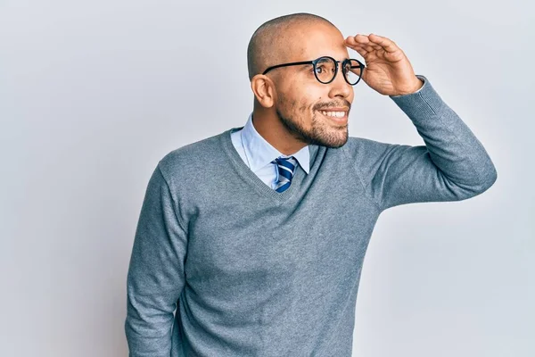 Hispanic Vuxen Man Bär Glasögon Och Business Stil Mycket Glad — Stockfoto