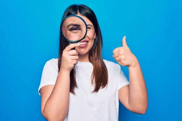 Jeune Belle Femme Brune Utilisant Une Loupe Sur Fond Bleu — Photo