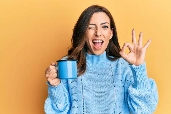 Joven Morena Sosteniendo Una Taza Café Haciendo Signo Con Los — Foto de Stock