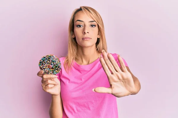 Hermosa Mujer Rubia Sosteniendo Donut Con Mano Abierta Haciendo Stop —  Fotos de Stock