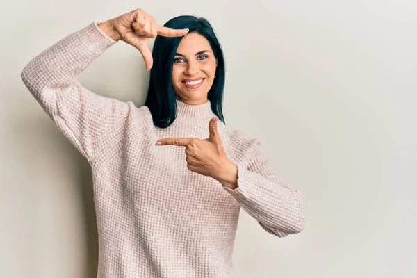 Ung Hvit Kvinne Vintergenser Smiler Gjør Ramme Med Hender Fingre – stockfoto