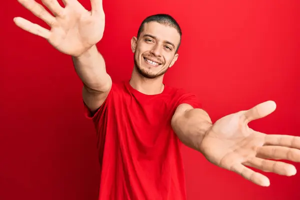 Jovem Hispânico Vestindo Camiseta Vermelha Casual Olhando Para Câmera Sorrindo — Fotografia de Stock