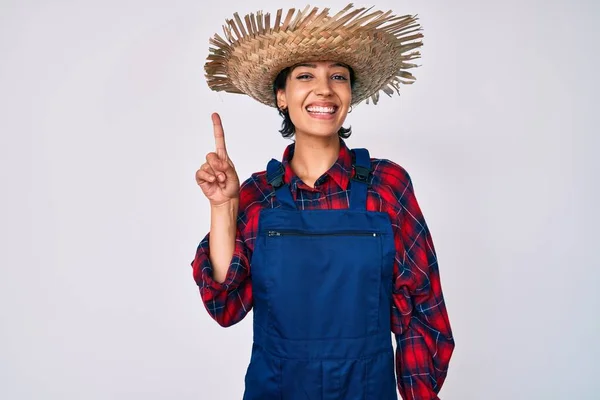 Krásná Brunetka Žena Nosí Farmářské Oblečení Ukazující Prstem Nahoru Úspěšným — Stock fotografie