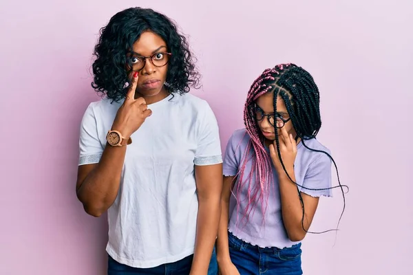 Belle Mère Fille Afro Américaine Portant Des Vêtements Décontractés Des — Photo