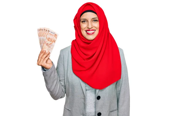 Mulher Hispânica Bonita Vestindo Hijab Islâmico Segurando Notas Lira Turca — Fotografia de Stock
