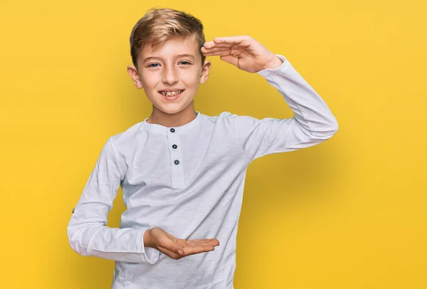 Niño Pequeño Caucásico Con Ropa Casual Haciendo Gestos Con Las — Foto de Stock