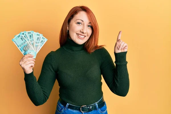 Güzel Kızıl Saçlı Kadın Hintli Banknot Tutuyor Gülümsüyor Mutlu Bir — Stok fotoğraf