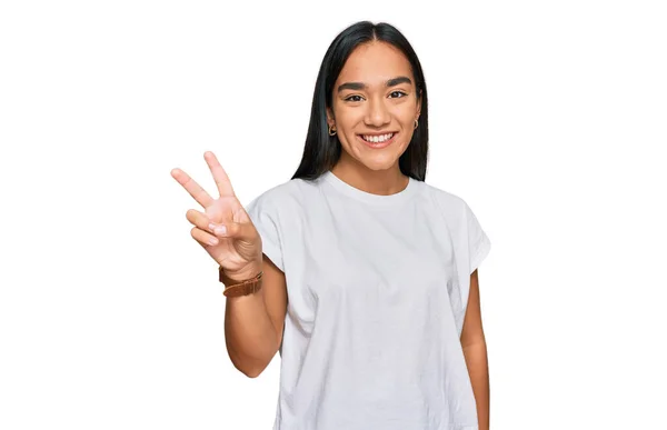 Молодая Азиатская Женщина Обычной Белой Футболке Показывает Указывает Пальцами Номер — стоковое фото