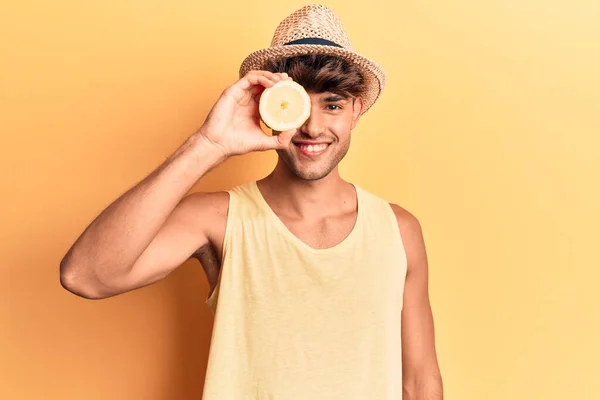 Joven Hombre Hispano Sosteniendo Limón Mirando Positiva Feliz Pie Sonriendo — Foto de Stock
