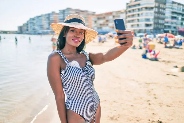 Mladá Africká Americká Žena Dovolené Úsměvem Šťastný Tvorby Selfie Smartphonu — Stock fotografie