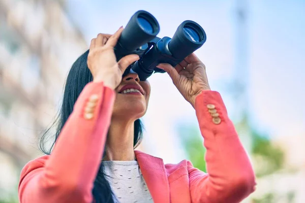 Young Beautiful Businesswoman Smiling Happy Looking New Opportunities Using Binoculars — Stock Photo, Image