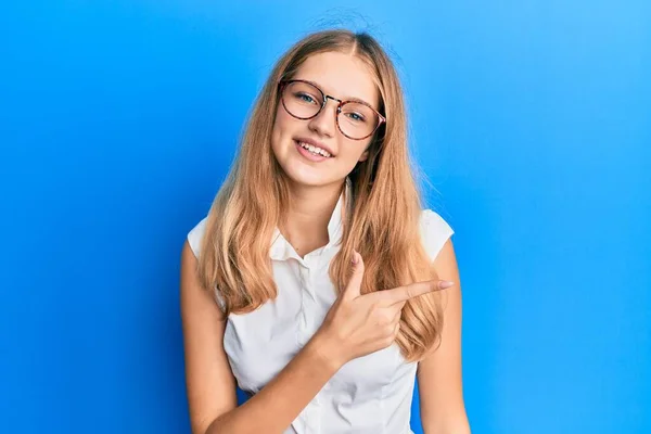 Schöne Junge Kaukasische Mädchen Lässiger Kleidung Und Brille Lächelnd Fröhlich — Stockfoto