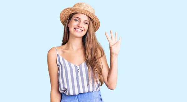 Genç Sarışın Yaz Şapkası Takan Dört Numarayı Gösteren Gülümseyen Kendinden — Stok fotoğraf