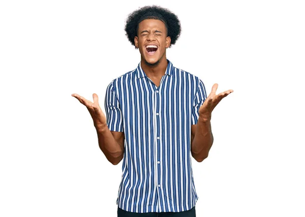 Африканский Американец Афроволосами Повседневной Одежде Празднует Безумный Безумный Успех Поднятыми — стоковое фото