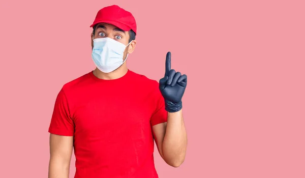 Homem Hispânico Jovem Usando Máscara Segurança Covid Apontando Dedo Para — Fotografia de Stock