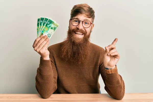 Jonge Ierse Roodharige Man Met Israel Shekels Bankbiljetten Zittend Tafel — Stockfoto