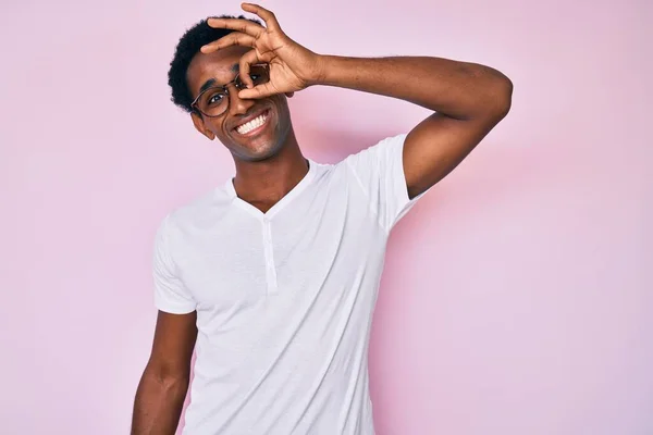 African Handsome Man Wearing Casual Clothes Glasses Smiling Happy Doing — Stock Photo, Image