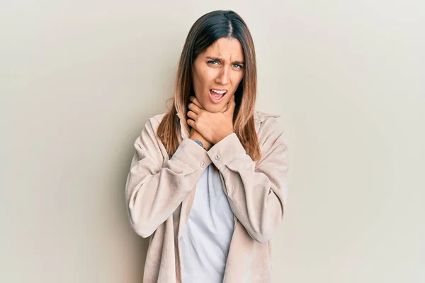 Morena Jovem Mulher Vestindo Roupas Casuais Gritando Sufocar Porque Doloroso — Fotografia de Stock