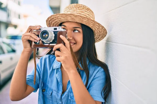 Young Latin Tourist Girl Vacation Smiling Happy Using Vintage Camera — Stock Photo, Image