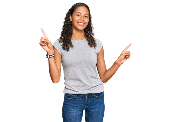 Jovem Afro Americana Vestindo Roupas Casuais Sorrindo Confiante Apontando Com — Fotografia de Stock