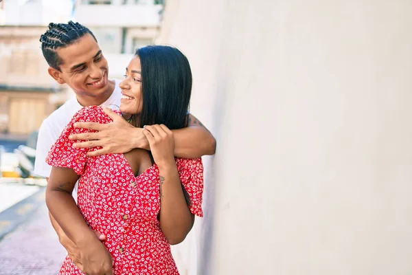 Giovane Coppia Latina Sorridente Felice Abbraccio Strada Della Città — Foto Stock