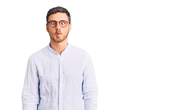 Bonito Jovem Com Urso Vestindo Elegante Camisa Negócios Óculos Fazendo — Fotografia de Stock