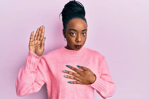 Junge Afrikanisch Amerikanische Frau Lässigem Winterpullover Schwört Mit Der Hand — Stockfoto