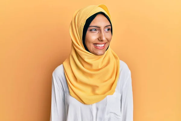 Mladá Brunetka Arabky Žena Sobě Tradiční Islámský Hidžáb Šátek Úsměvem — Stock fotografie