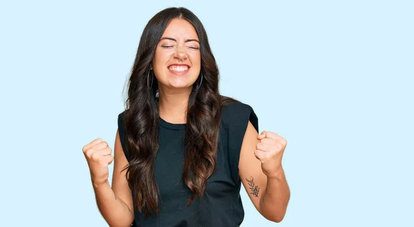 Mulher Jovem Morena Bonita Vestindo Camisa Preta Muito Feliz Animado — Fotografia de Stock