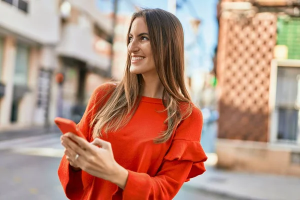 Jovem Hispânica Sorrindo Feliz Usando Smartphone Cidade — Fotografia de Stock