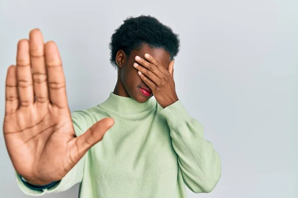 Jovem Afro Americana Vestindo Roupas Casuais Cobrindo Olhos Com Mãos — Fotografia de Stock