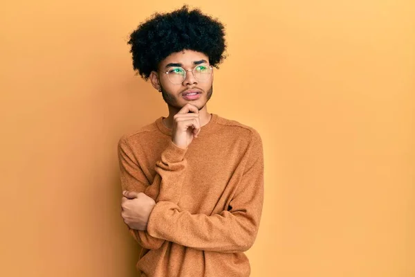 Νεαρός Αφροαμερικάνος Αφρο Μαλλιά Που Φοράει Casual Χειμωνιάτικο Πουλόβερ Χέρι — Φωτογραφία Αρχείου