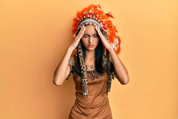 Young Brunette Woman Wearing Indian Costume Hand Head Pain Head — Stock Photo, Image