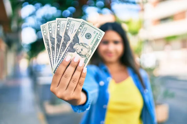 Mladá Latinka Žena Usměvavá Šťastný Držení Usa Dolary Bankovky Městě — Stock fotografie