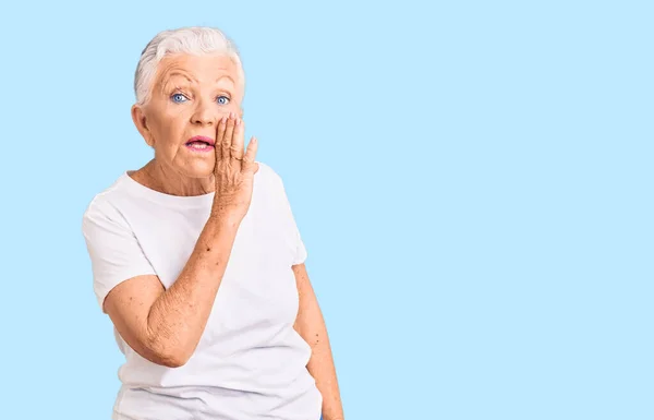Ältere Schöne Frau Mit Blauen Augen Und Grauen Haaren Trägt — Stockfoto