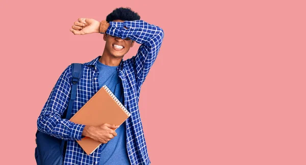 Joven Hombre Afroamericano Vistiendo Mochila Estudiante Sosteniendo Libro Sonriendo Alegre —  Fotos de Stock