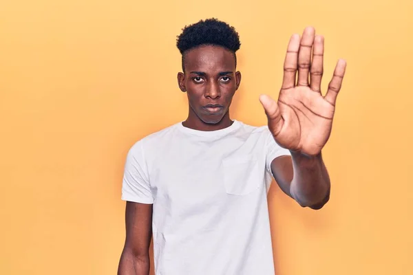 Jovem Afro Americano Vestindo Roupas Casuais Fazendo Parar Cantar Com — Fotografia de Stock