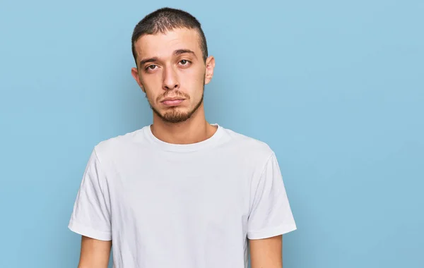 Joven Hispano Con Camiseta Blanca Casual Deprimido Preocupación Por Angustia —  Fotos de Stock