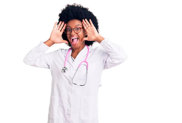 Joven Mujer Afroamericana Vistiendo Abrigo Médico Estetoscopio Sonriendo Alegre Jugando — Foto de Stock