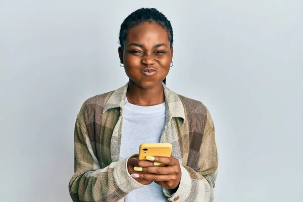 Νεαρή Αφροαμερικανή Που Χρησιμοποιεί Smartphone Φουσκώνοντας Μάγουλα Αστείο Πρόσωπο Στόμα — Φωτογραφία Αρχείου