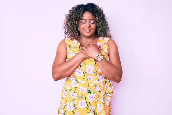 Joven Afroamericana Mujer Talla Grande Con Ropa Casual Sonriendo Con —  Fotos de Stock