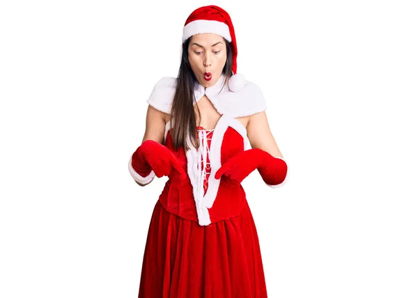 Молодая Красивая Белая Женщина Костюме Санта Клауса Показывающая Пальцами Рекламу — стоковое фото