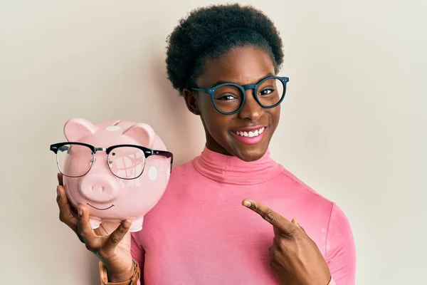 Giovane Ragazza Afroamericana Che Tiene Salvadanaio Con Gli Occhiali Sorridente — Foto Stock